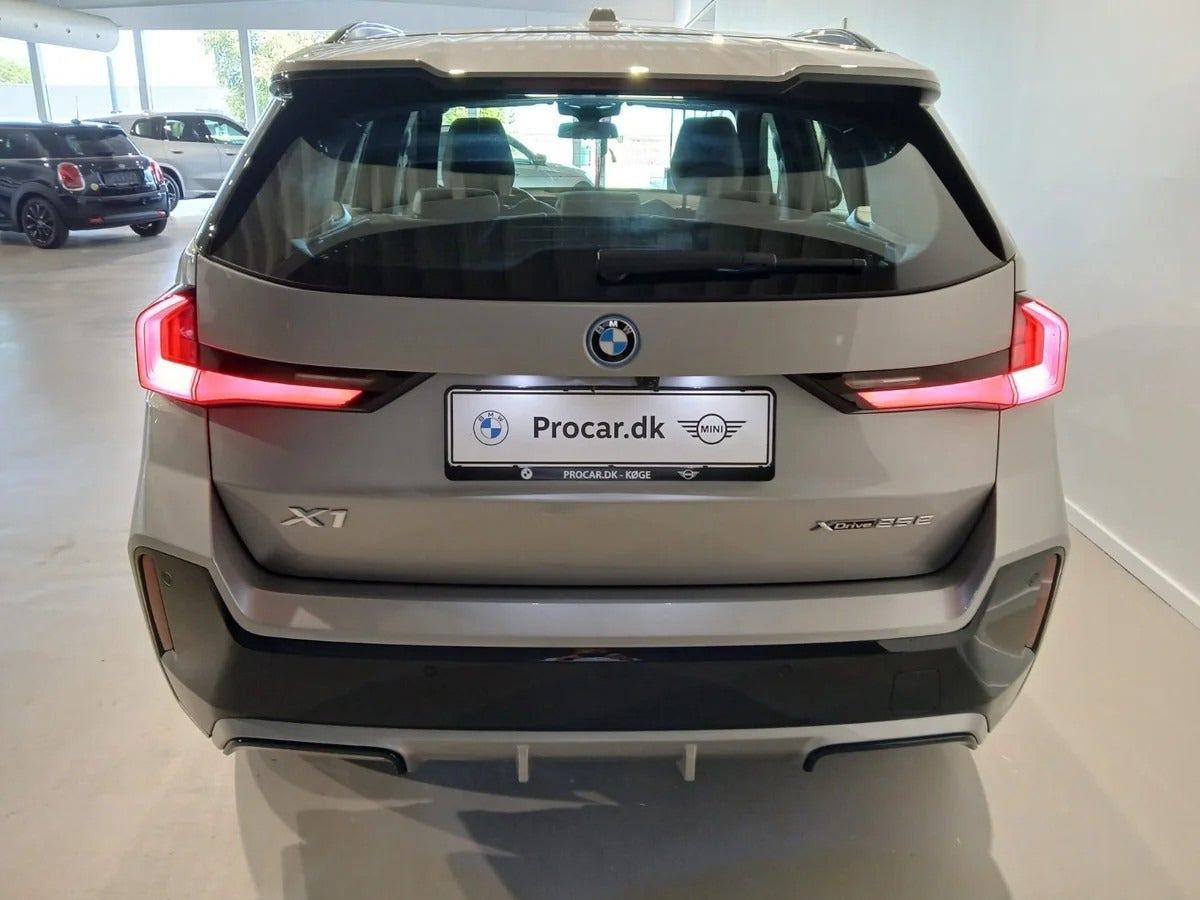 Grå BMW iX1 fra 2025