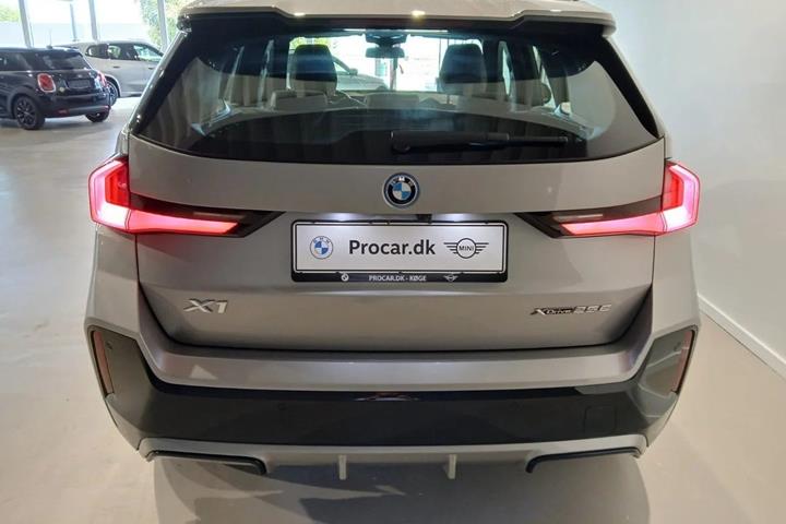Grå BMW iX1 fra 2025