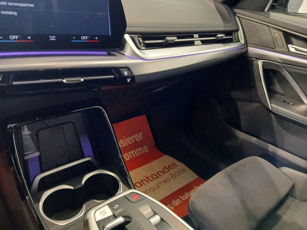 Grå BMW iX1 fra 2025