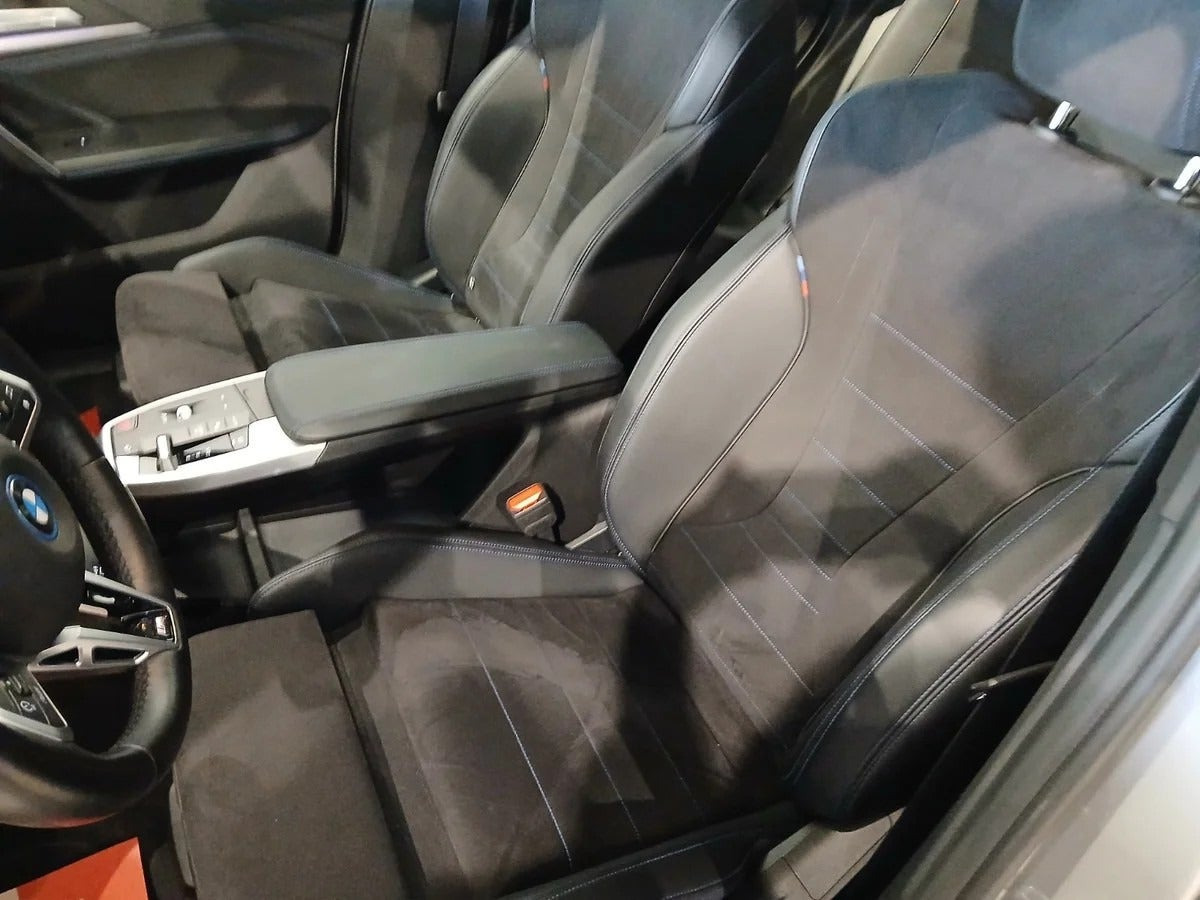 Grå BMW iX1 fra 2025