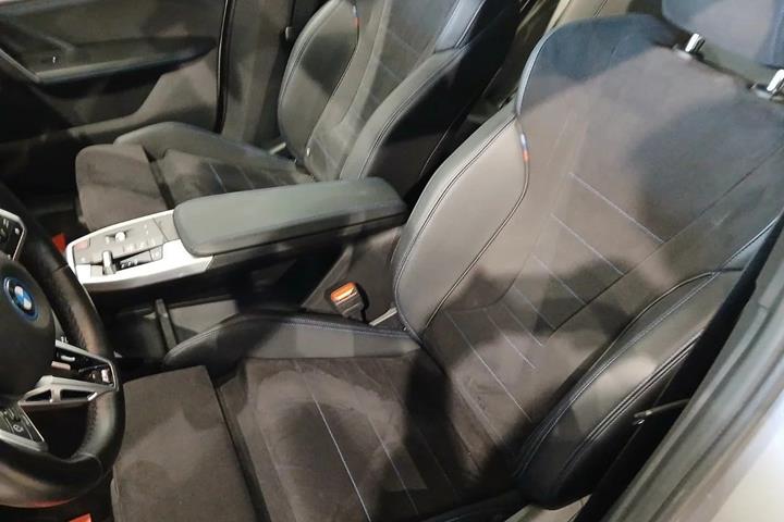 Grå BMW iX1 fra 2025