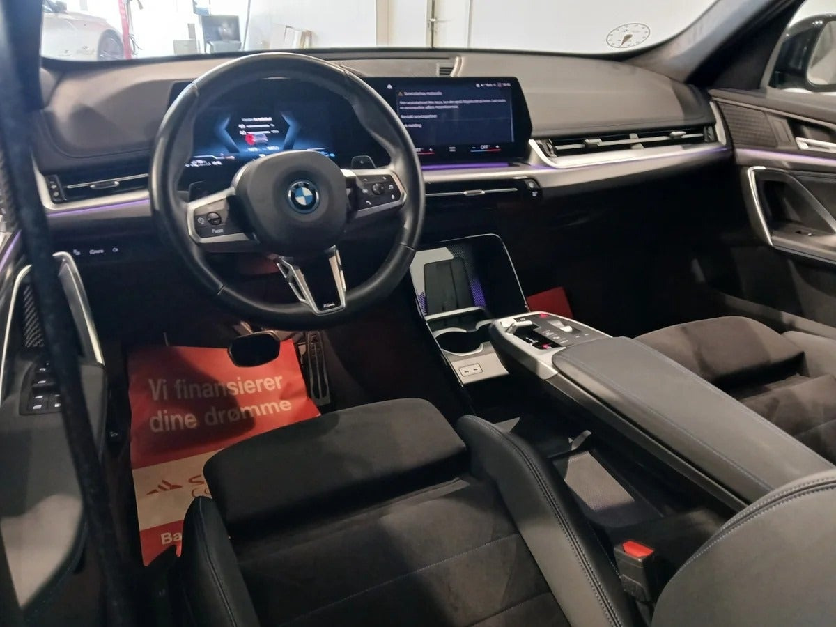 Grå BMW iX1 fra 2025