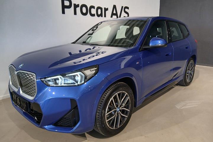 Blå BMW iX1 fra 2025