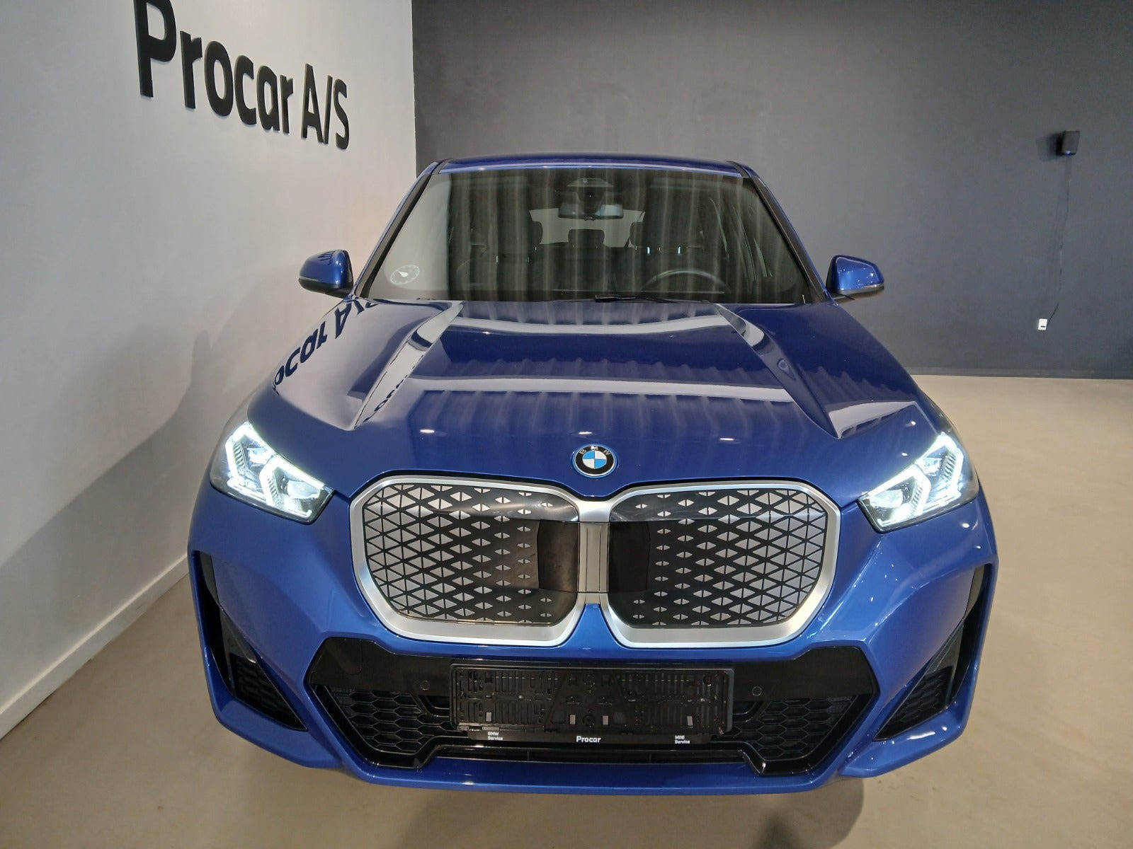 Blå BMW iX1 fra 2025