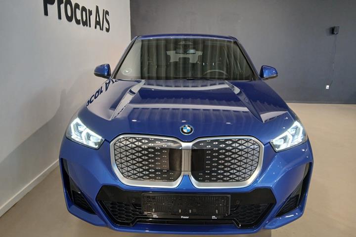 Blå BMW iX1 fra 2025