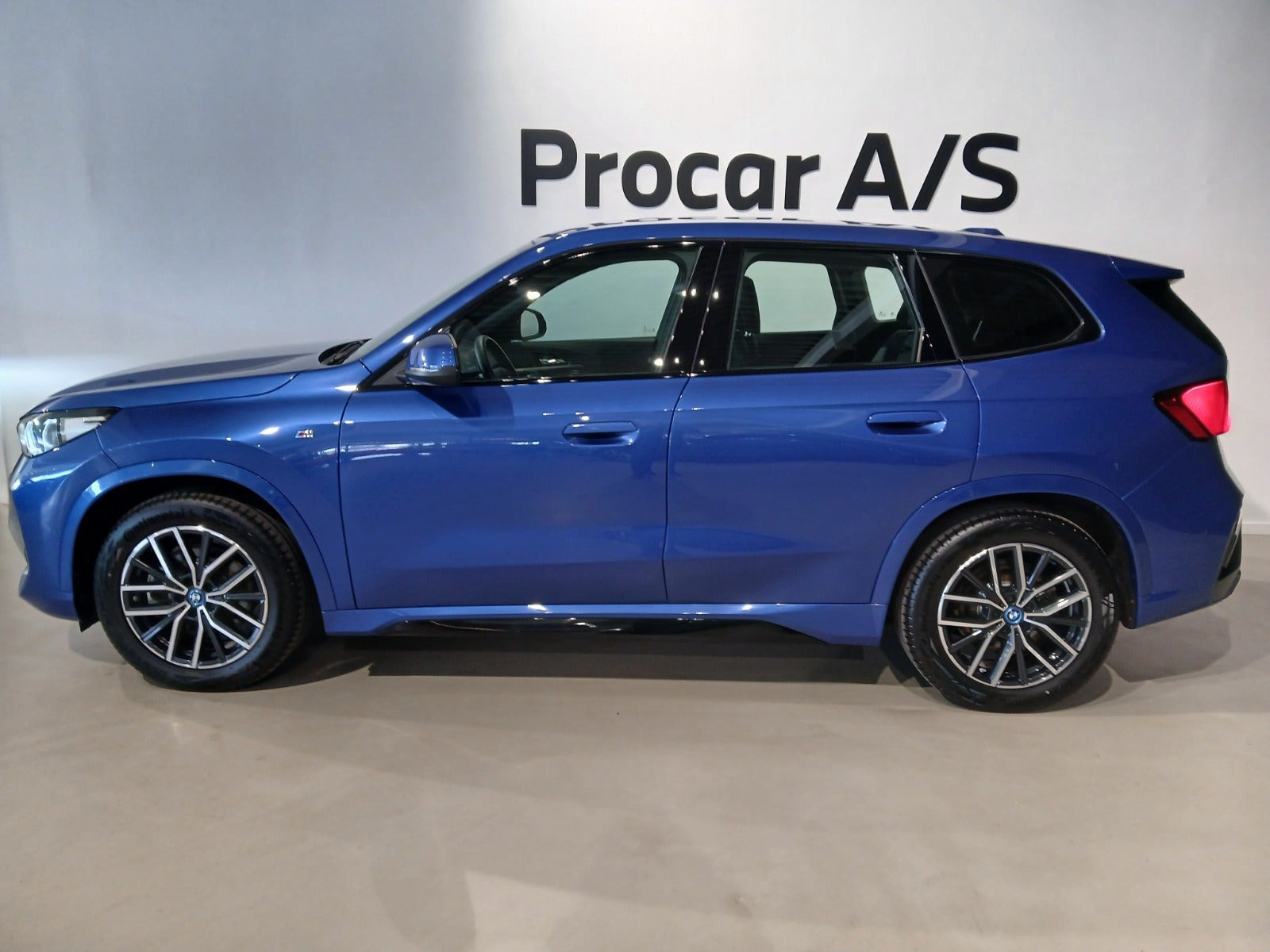 Blå BMW iX1 fra 2025