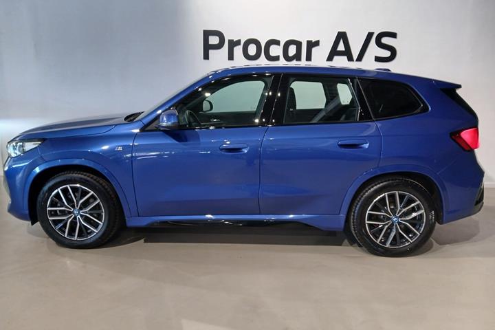 Blå BMW iX1 fra 2025