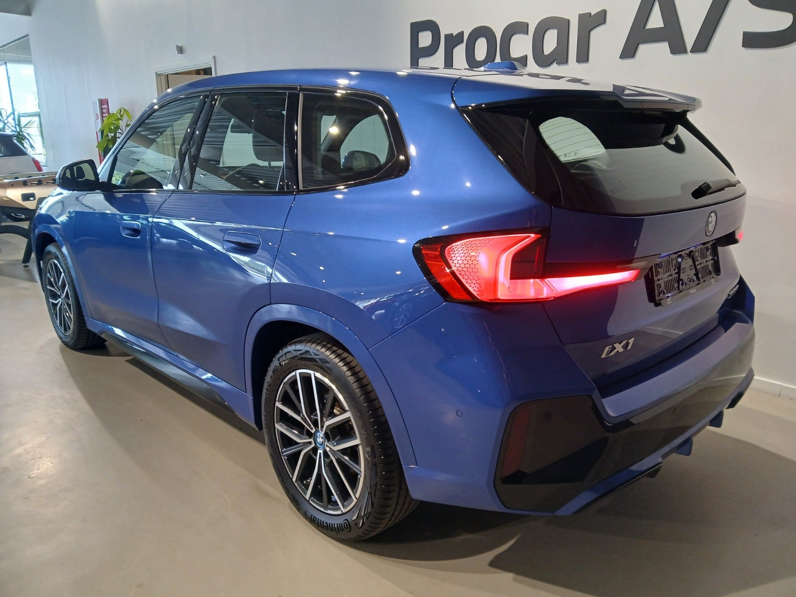 Blå BMW iX1 fra 2025