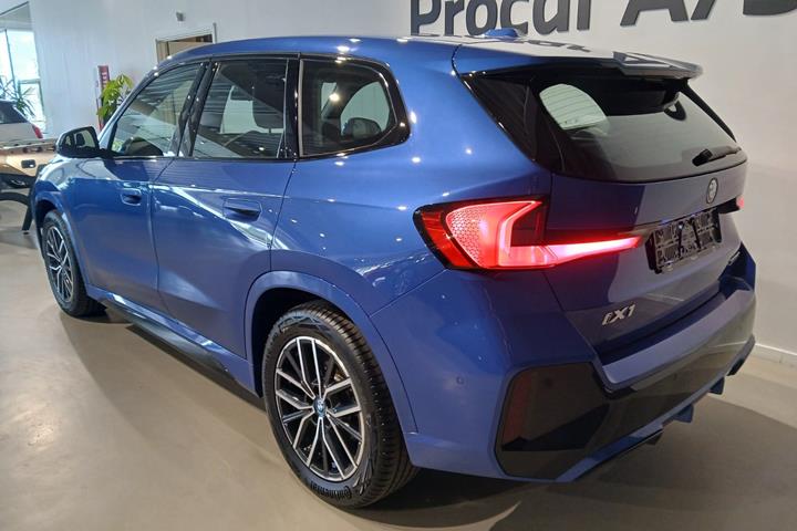 Blå BMW iX1 fra 2025