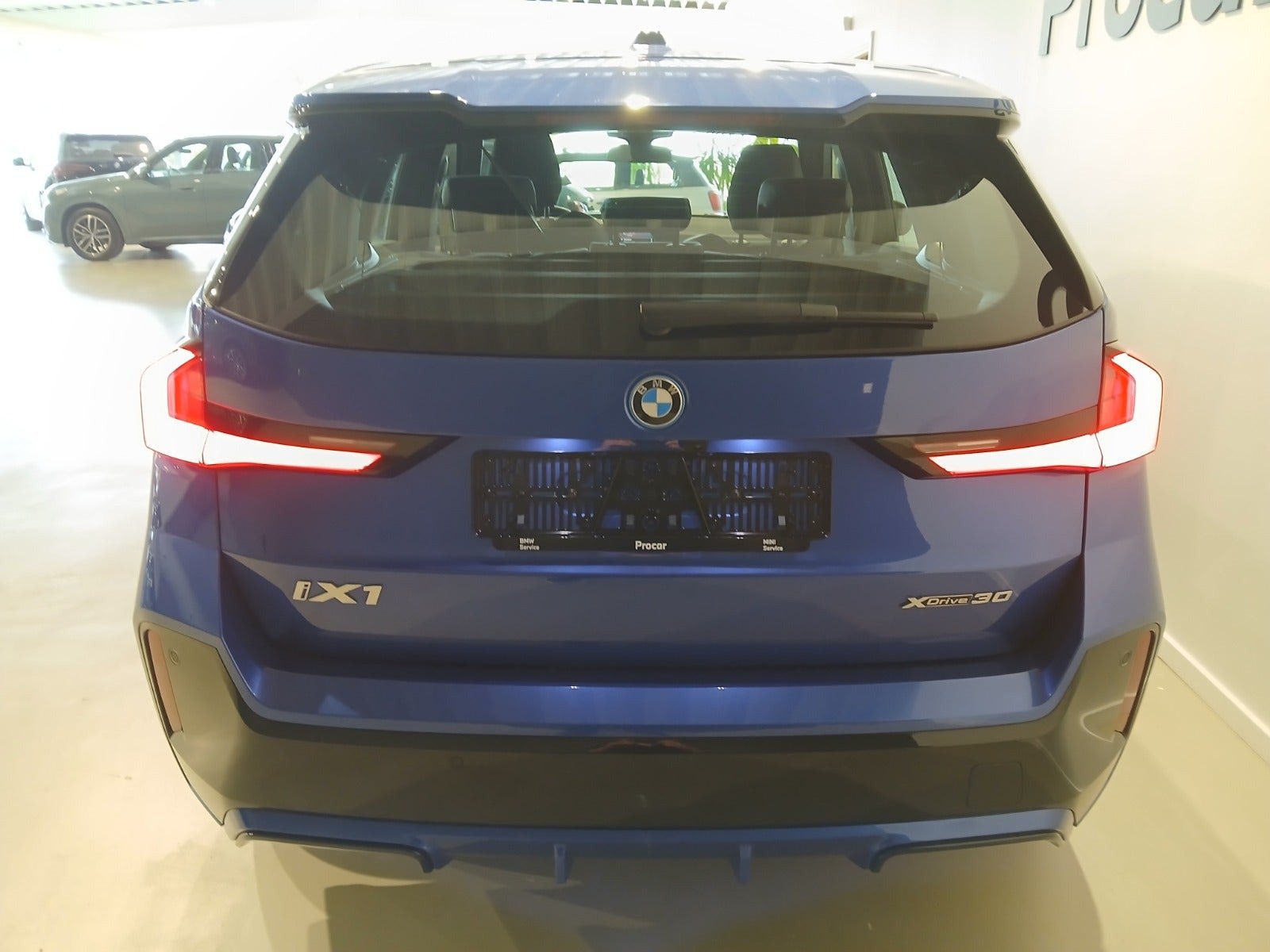 Blå BMW iX1 fra 2025