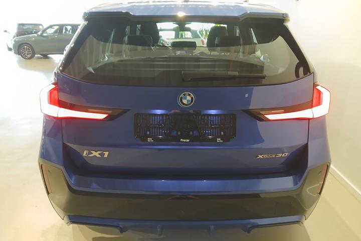 Blå BMW iX1 fra 2025