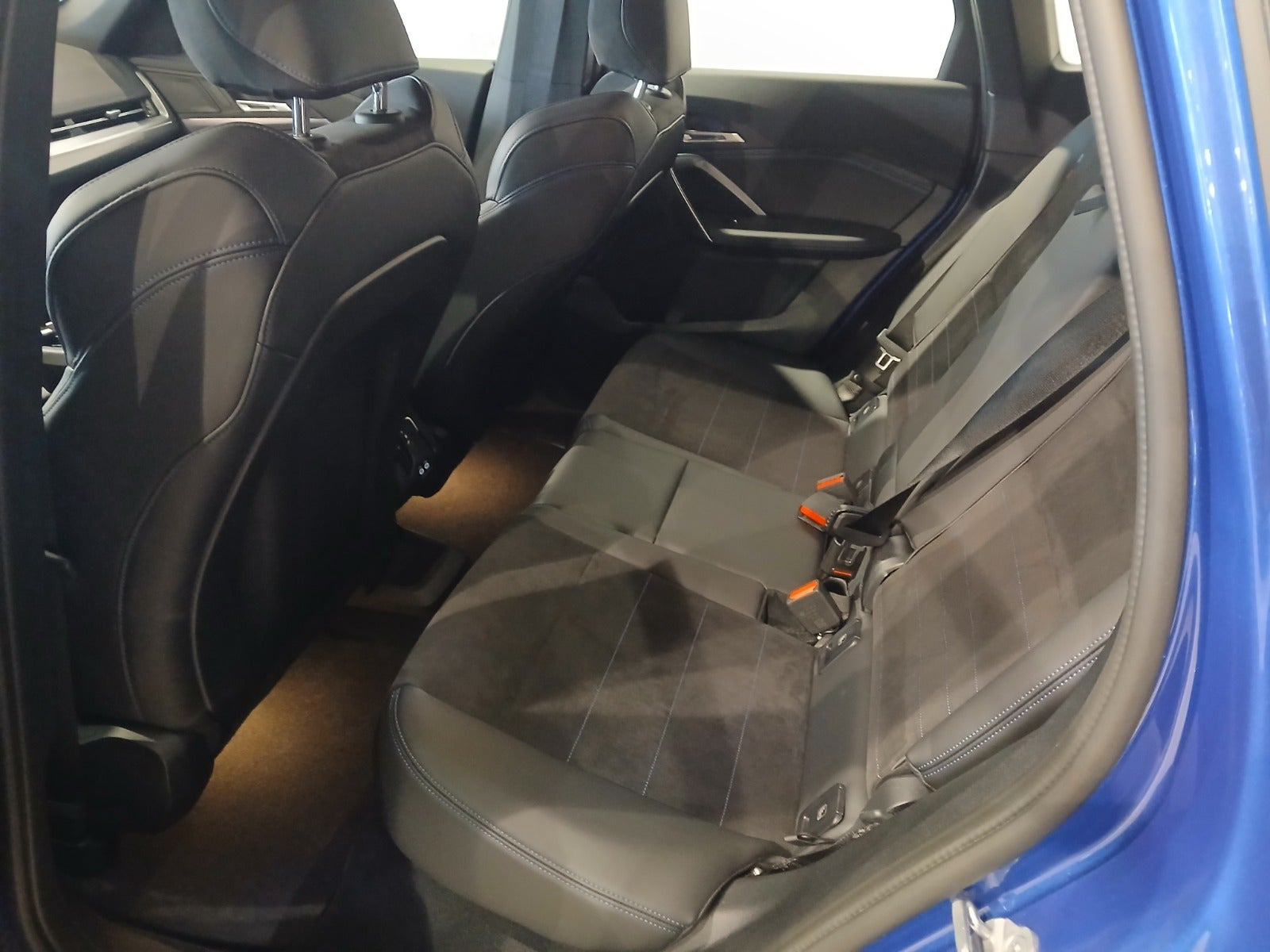 Blå BMW iX1 fra 2025