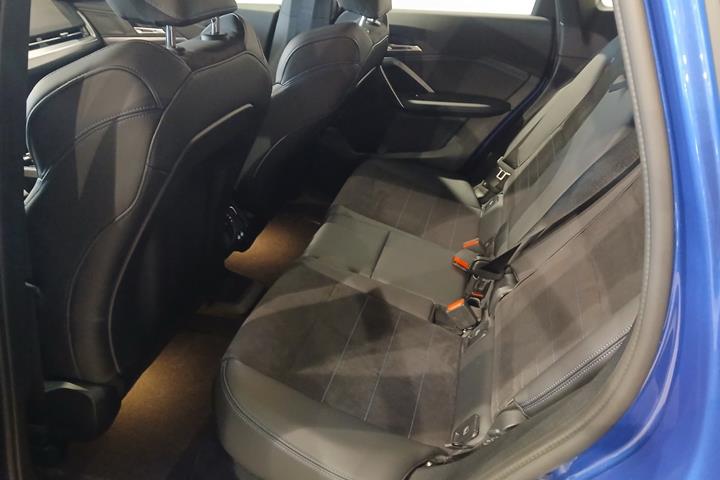 Blå BMW iX1 fra 2025