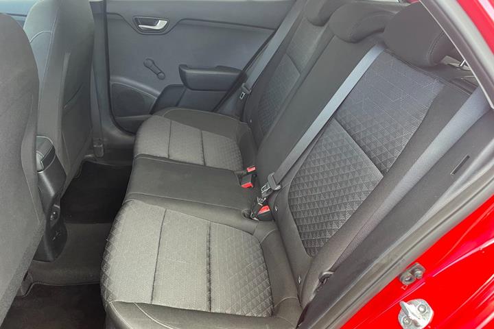 Rød Kia Rio fra 2019
