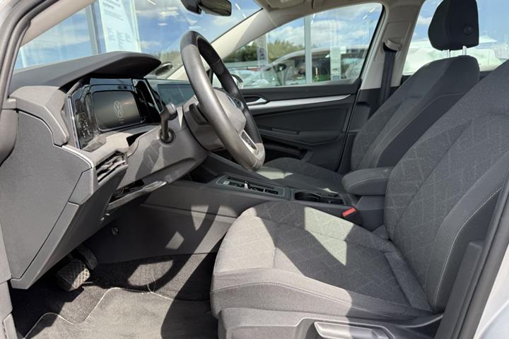 Sølv VW Golf VIII fra 2021
