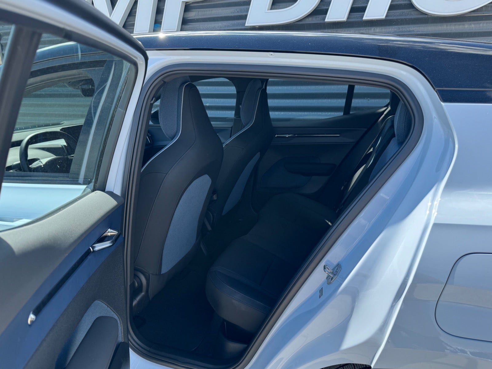 Blå Volvo EX30 fra 2025