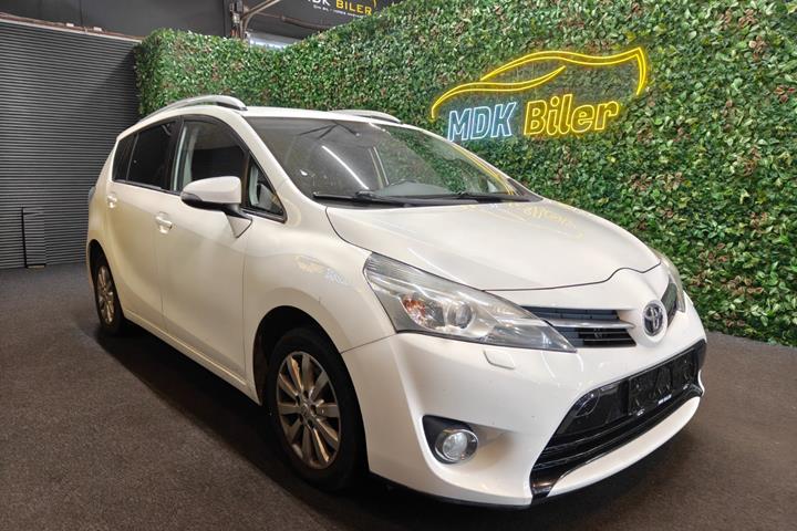 undefined Toyota Sportsvan fra 2015 set udefra