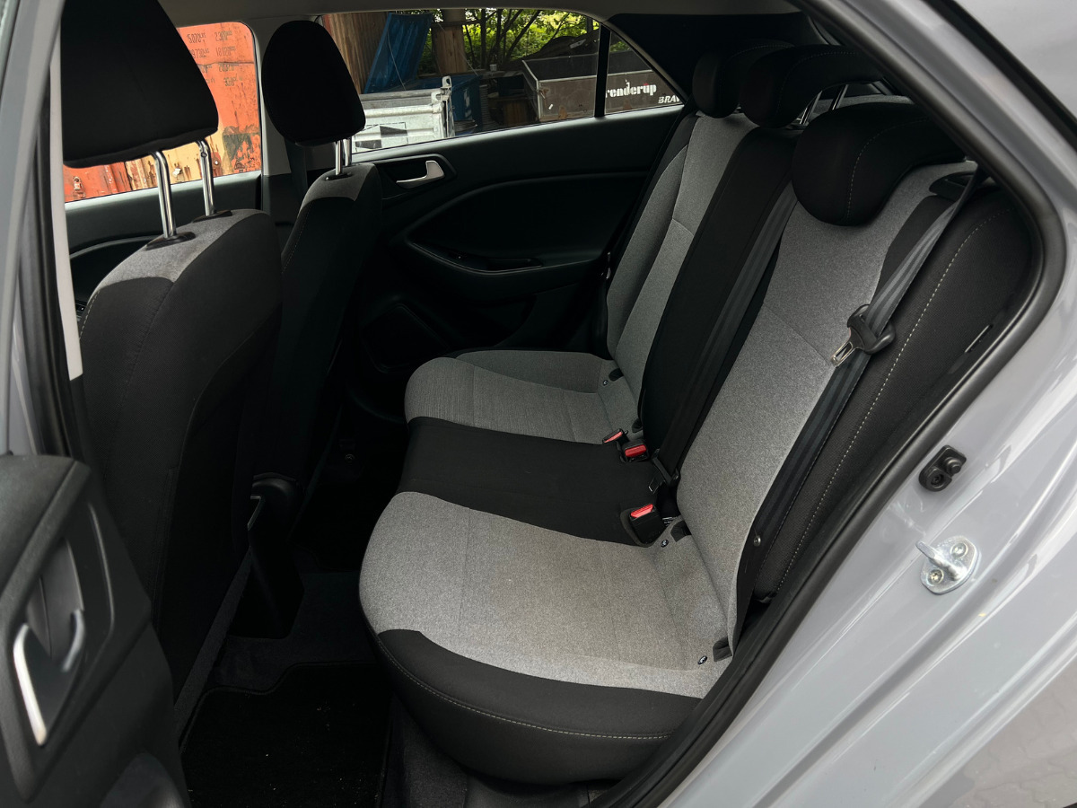 Grå Hyundai i20 fra 2016