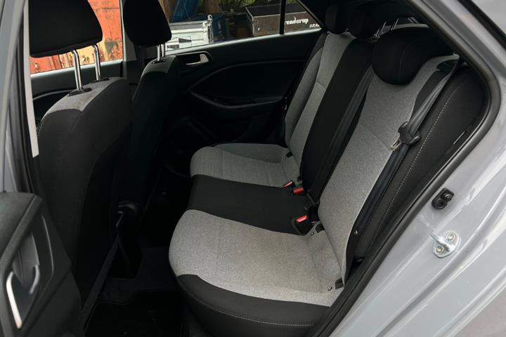 Grå Hyundai i20 fra 2016
