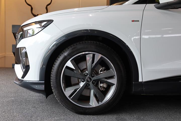 Hvid Audi Q4 e-tron fra 2023