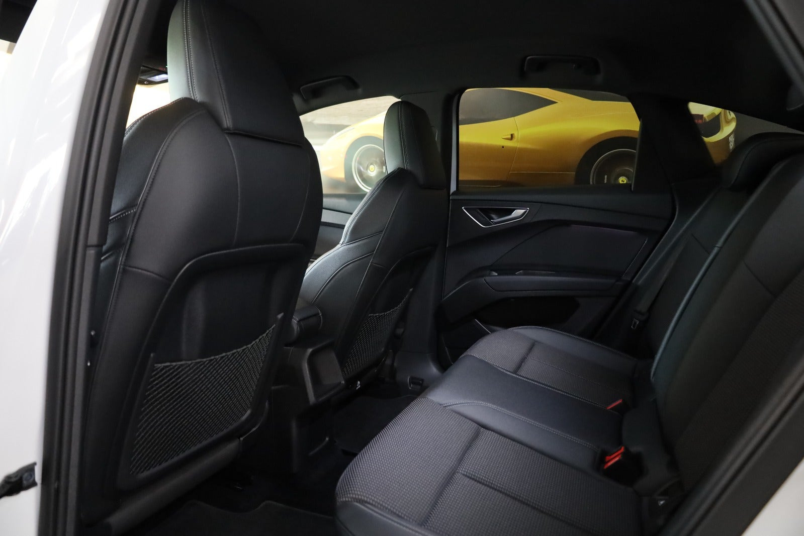 Hvid Audi Q4 e-tron fra 2023