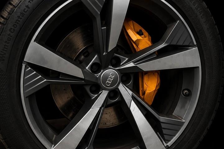 Grå Audi e-tron fra 2020