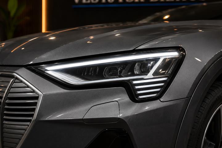 Grå Audi e-tron fra 2020
