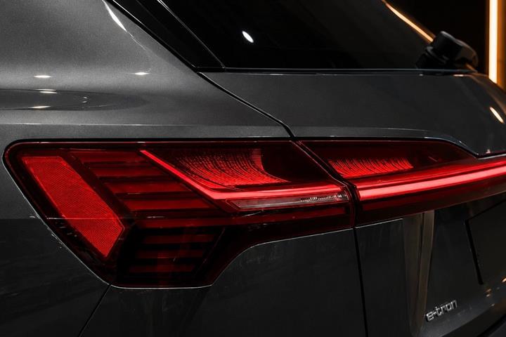 Grå Audi e-tron fra 2020