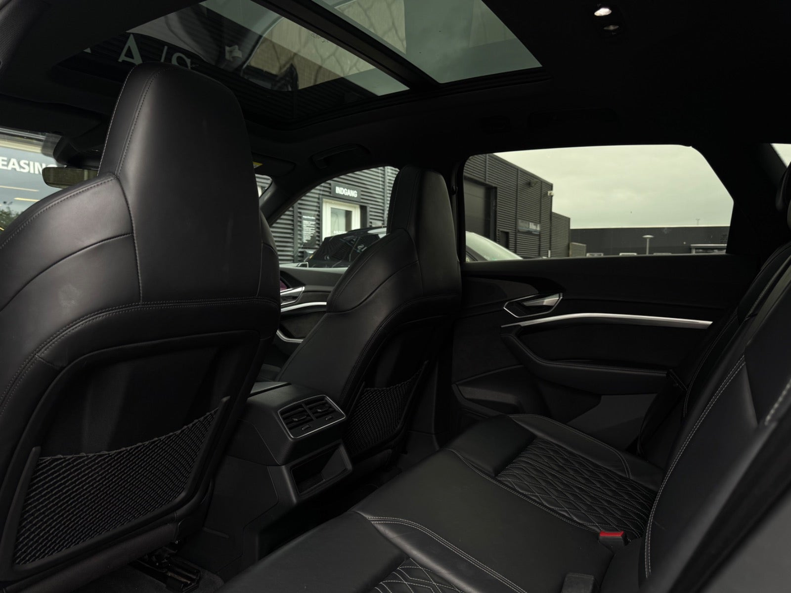 Grå Audi e-tron fra 2020
