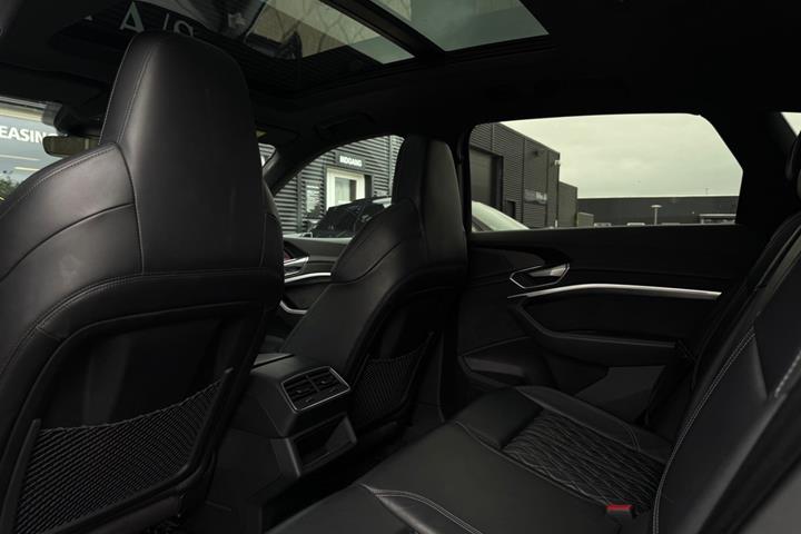 Grå Audi e-tron fra 2020