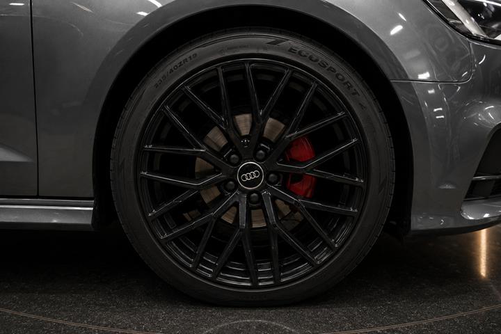 Grå Audi A3 fra 2019