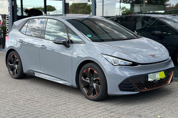 Grå Cupra Born fra 2024 set udefra