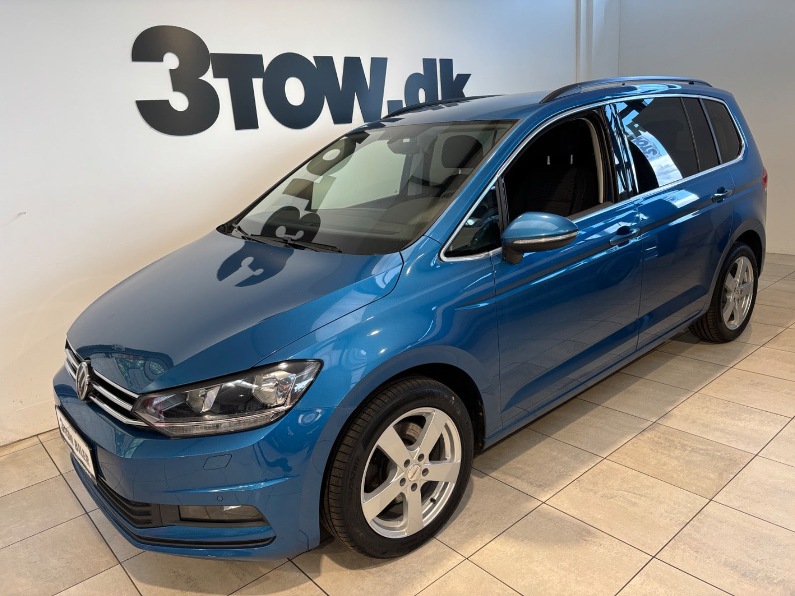 Blå VW Touran fra 2020 set udefra
