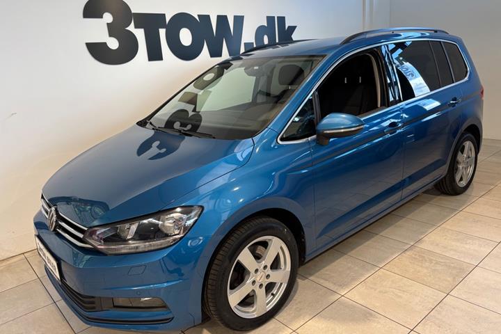 Blå VW Touran fra 2020 set udefra