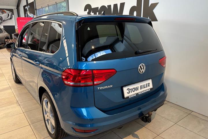 Blå VW Touran fra 2020