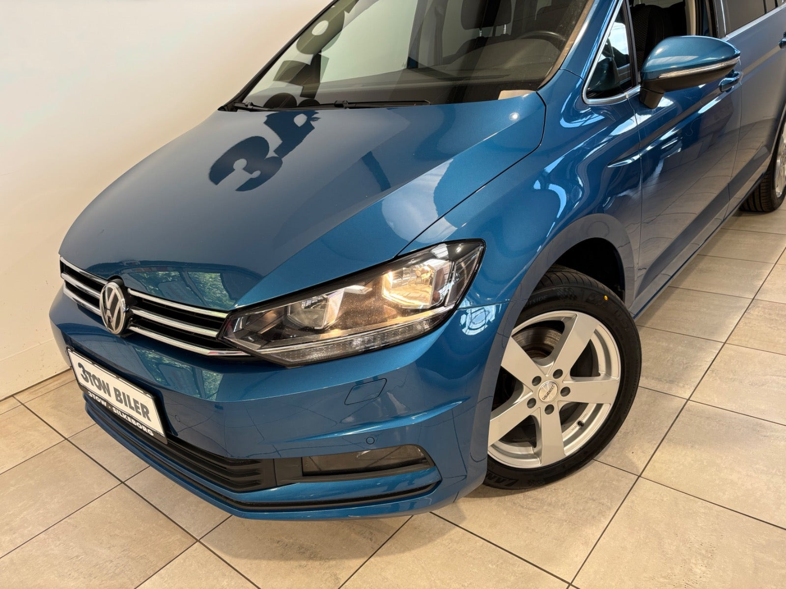 Blå VW Touran fra 2020