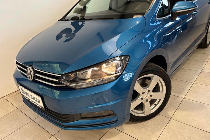 Blå VW Touran fra 2020