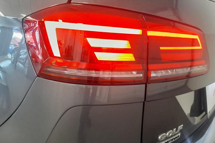Grå VW Golf Sportsvan fra 2019