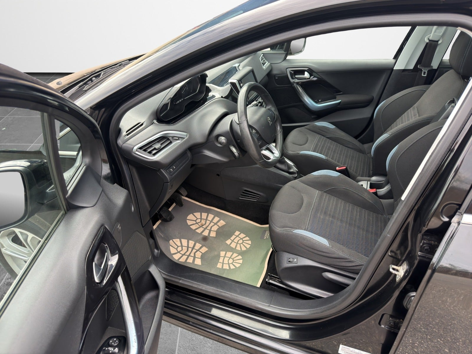 Sort Peugeot 208 fra 2013