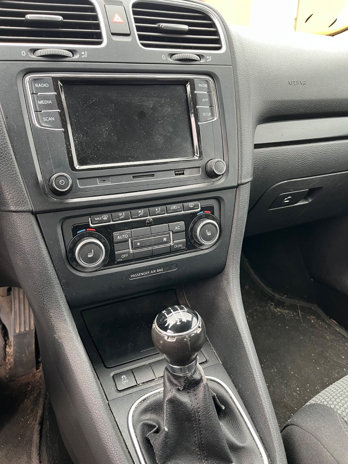 Grå VW Golf VI fra 2012