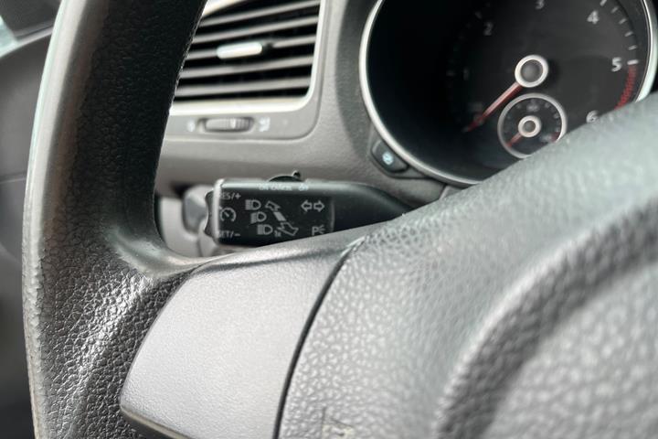 Grå VW Golf VI fra 2012