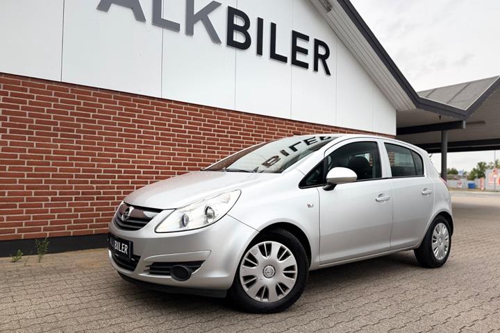 Sølv Opel Corsa fra 2008 set udefra