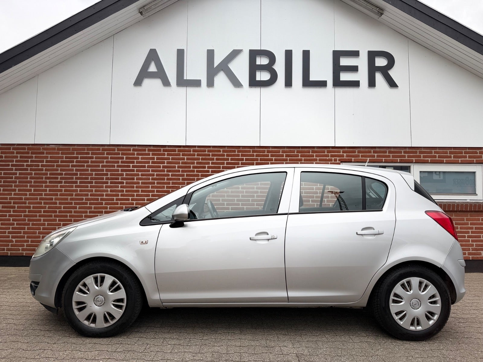 Sølv Opel Corsa fra 2008