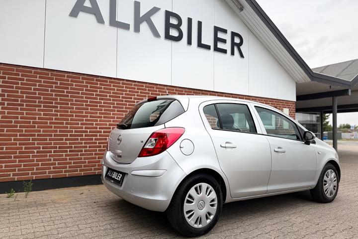 Sølv Opel Corsa fra 2008