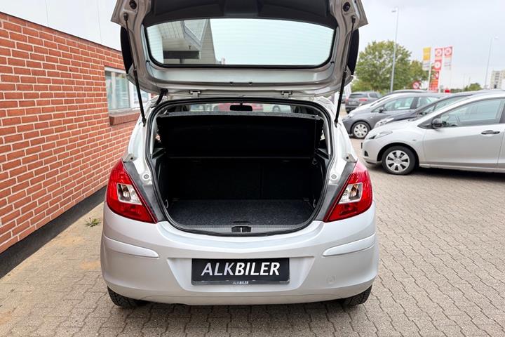 Sølv Opel Corsa fra 2008