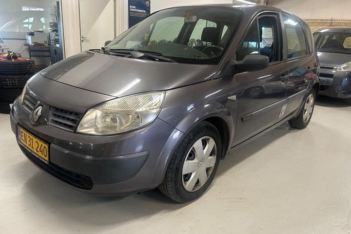 Grå Renault Scenic II fra 2004 set udefra