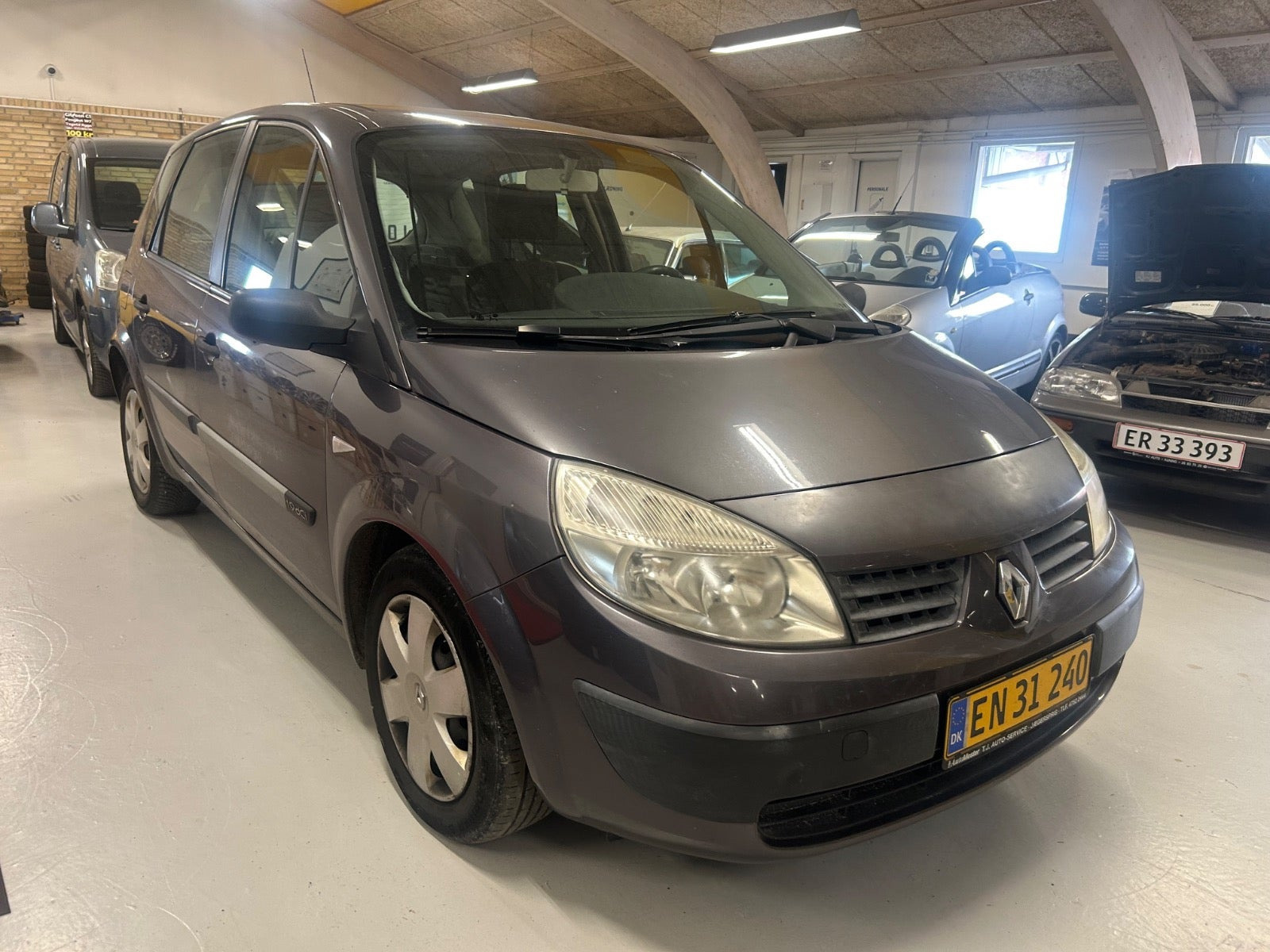 Grå Renault Scenic II fra 2004