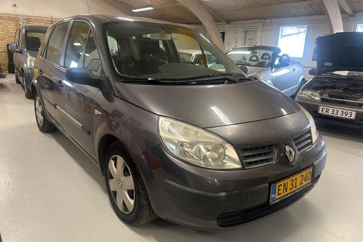 Grå Renault Scenic II fra 2004