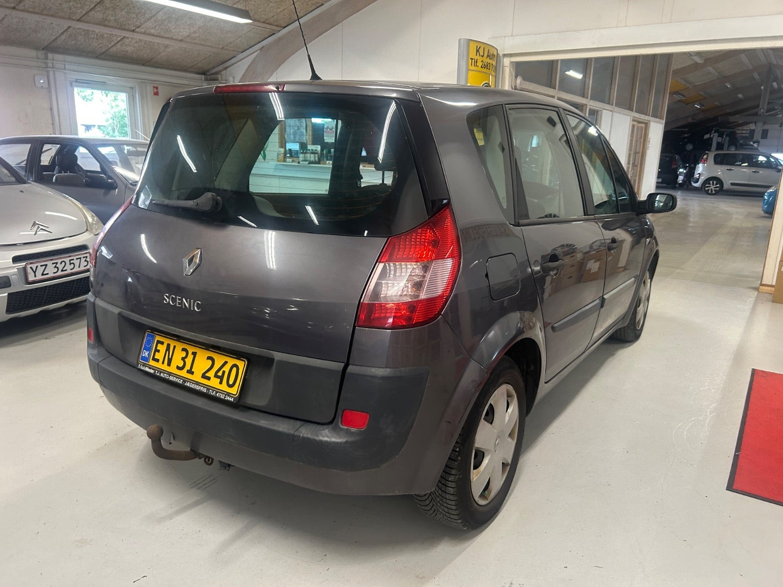 Grå Renault Scenic II fra 2004