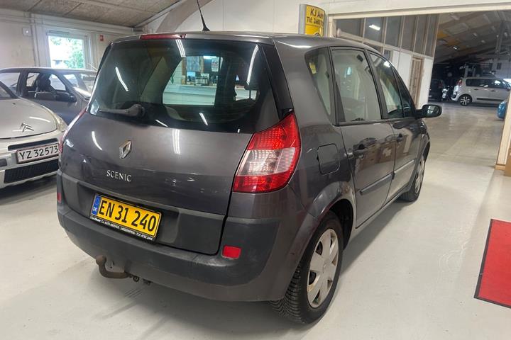 Grå Renault Scenic II fra 2004